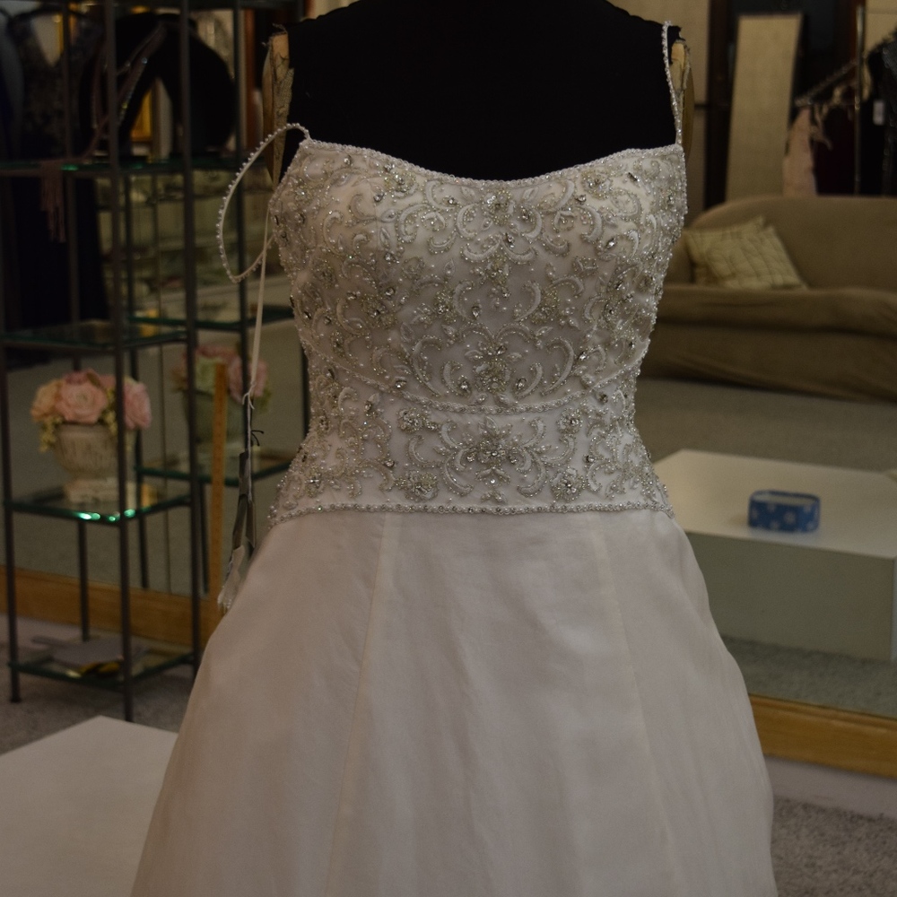 Wedding gown - Picture 2 of 4